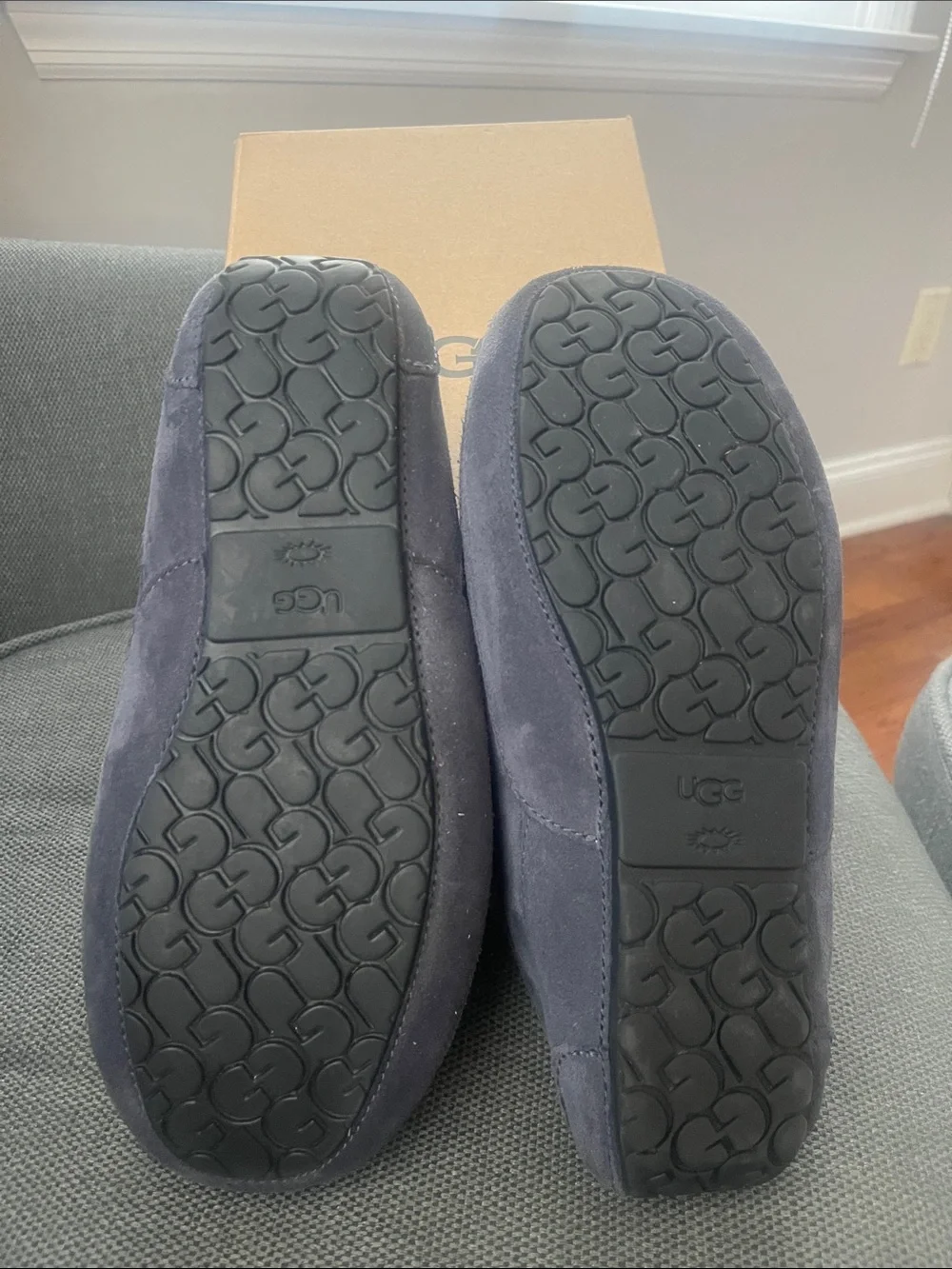 UGG ascot slippers Like new size big boys 6